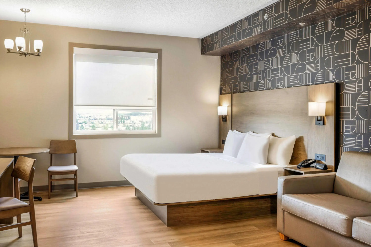 Days Inn & Suites by Wyndham West Edmonton