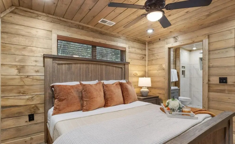Burch's Bear Splash 4 Bedroom Cabin