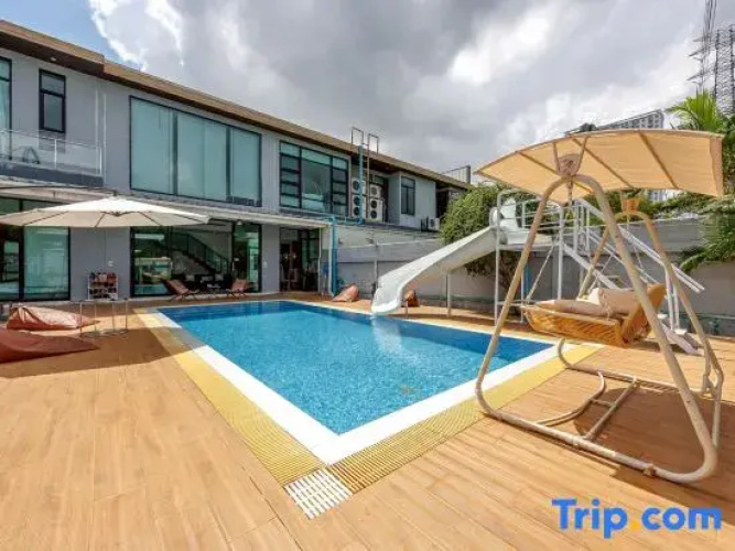 Luxury five-room pool villa