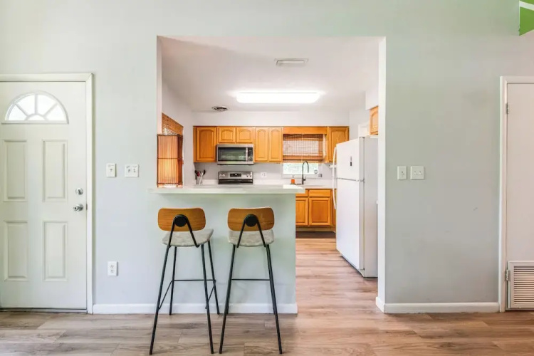 Mid-century Gainesville Getaway: 3 Mi to UF Campus