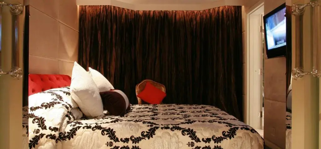 The Luxe Manor