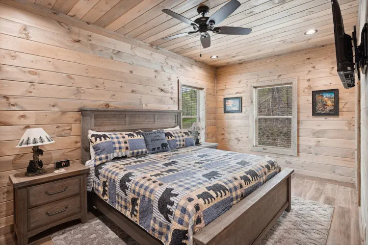 Stepping Stone 4 Bedroom Cabin by RedAwning