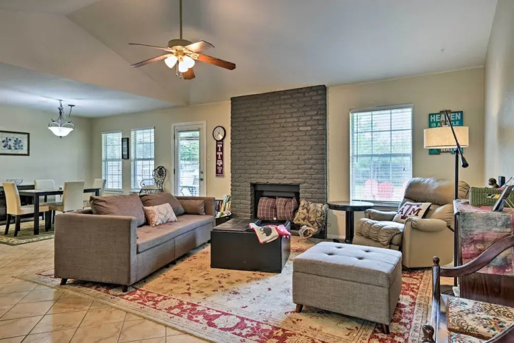2 Mi to Lake Mcqueeny: Gem w/ Covered Patio