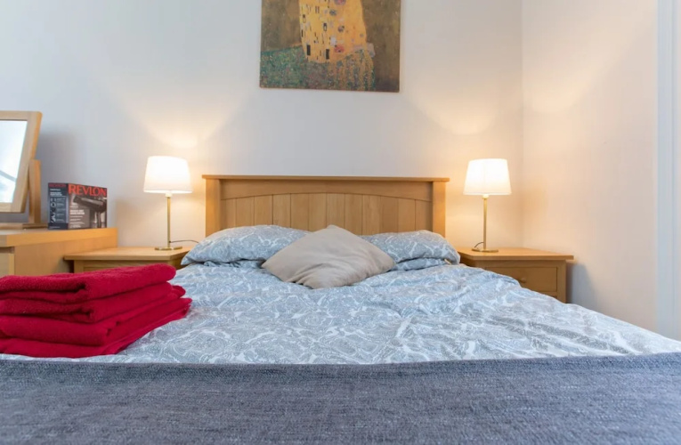Spacious, Bright 5-br Flat for 10 in Edinburgh