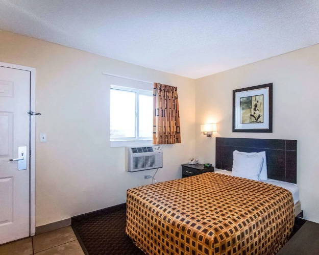 HomeTowne Studios by Red Roof Orlando South