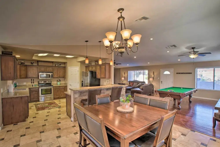 Group Getaway w/ Pool & Putting Green in Glendale