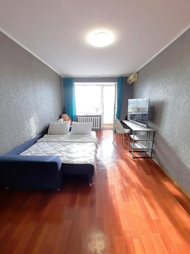 2-комнатная квартира с кроватью и диваном и ванной Сеть апартаментов Alex Apartments Бесконтактное заселение 24-7