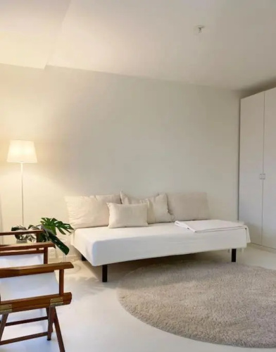 Bright studio with great location. Huge glazed balcony.