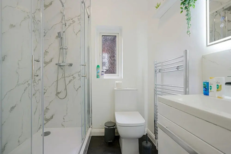 Remarkable 5-bed House in Luton