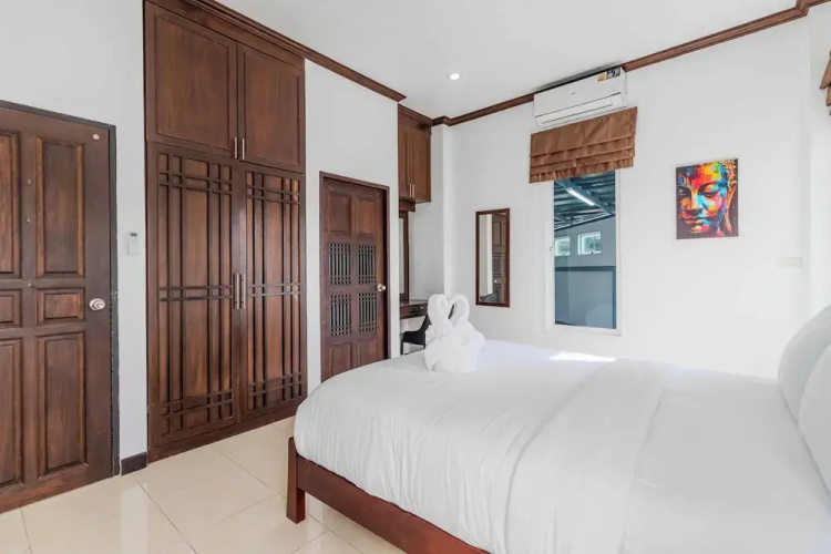 2BR with Pool Near Beaches V267