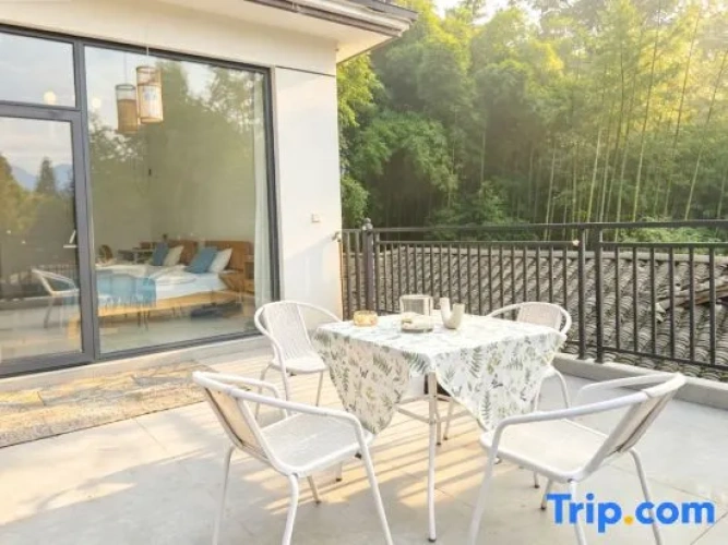 Standard Twin room with balcony