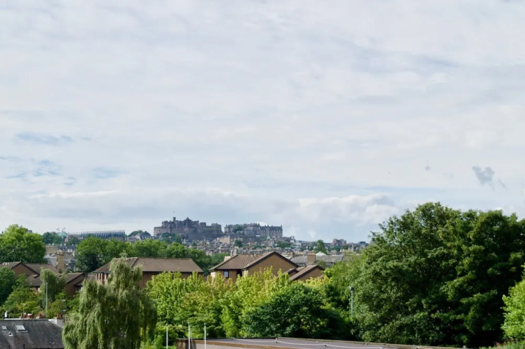 2 Bedroom Edinburgh Flat With Castle Views