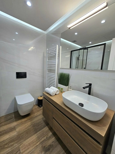 Newly Renovated Garden view apartment!!