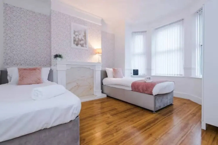 Spacious 4-Bed House Manchester