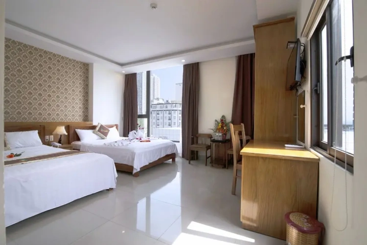 Deluxe Quadruple room with city view