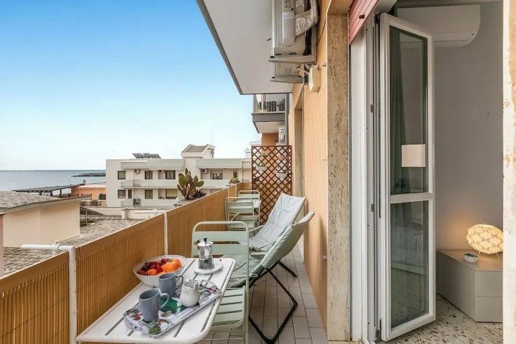 Family Apartment with balcony and seafront