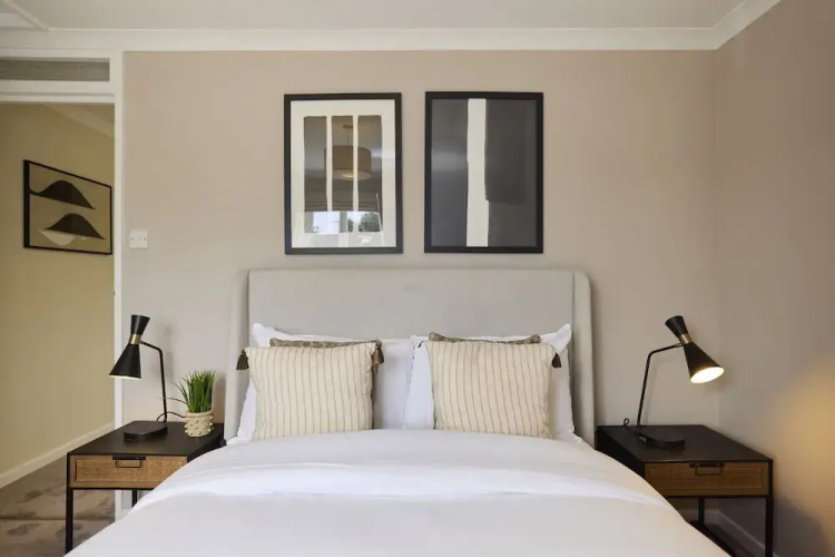 Chiswick Townhouse with Garden & Parking