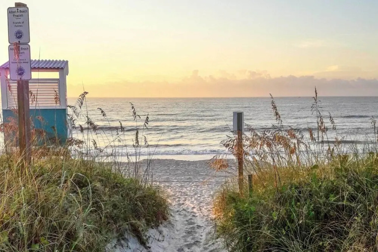 Condo w/ Balcony & Pool: Walk to 2 Beach Accesses!