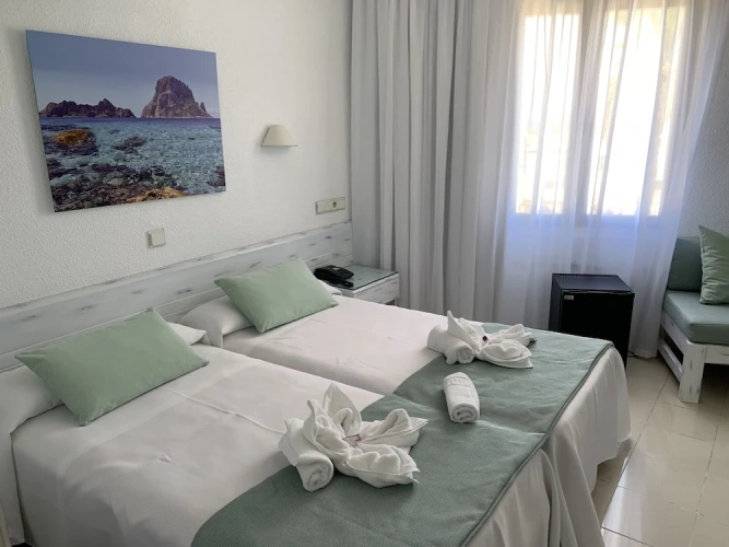 Standard Twin room with harbour view