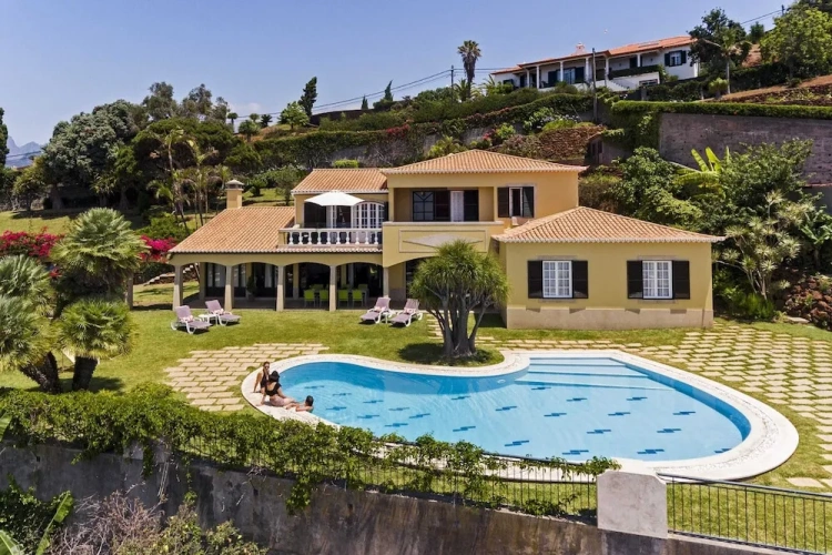 4 Bedrooms Villa with balcony