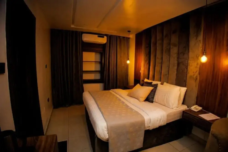 Vic & J Lounge and Hotel