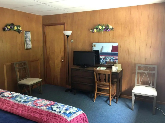 Showboat Motel Restaurant & Bar
