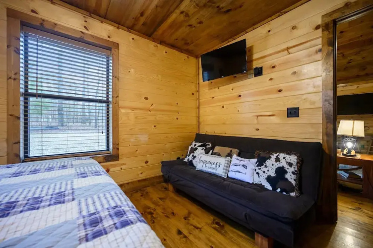 Whitetail Retreat Cabin for 13!