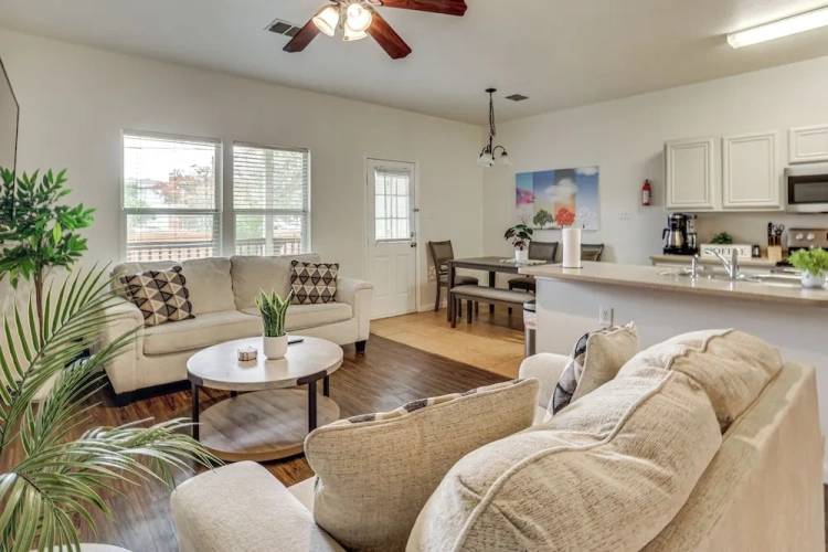 4 Bedrooms Apartment