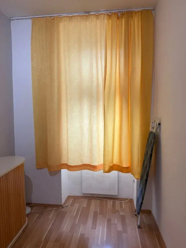 1BR Plus LR Apt Top Vienna Location