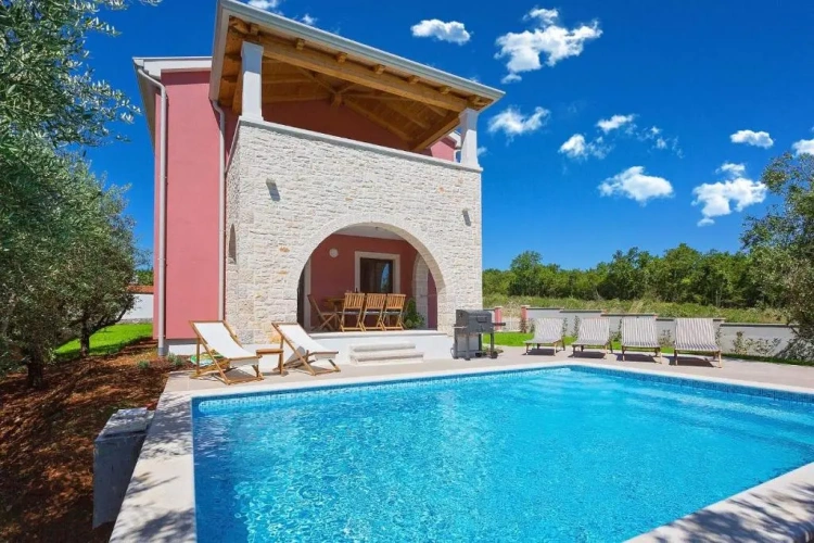 5 Bedrooms Villa