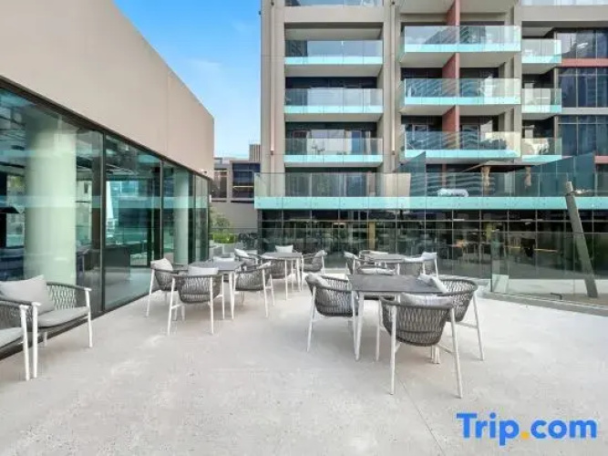 Modern 1BR Apartment with Burj Khalifa View