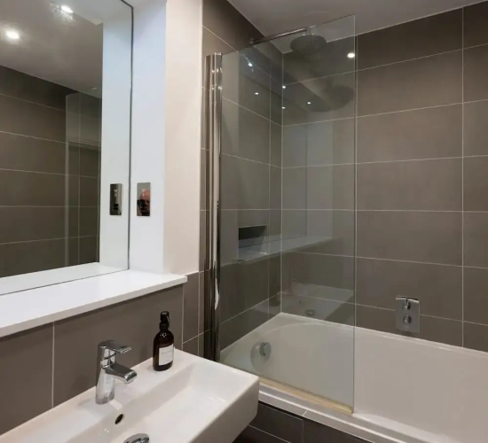 Super Vibrant 2 Bedroom With Parking