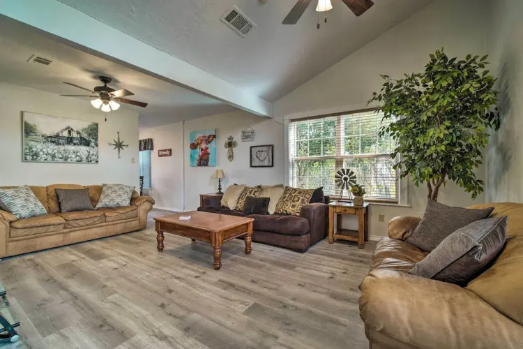 Bright College Station Abode: 3 Mi to Kyle Field