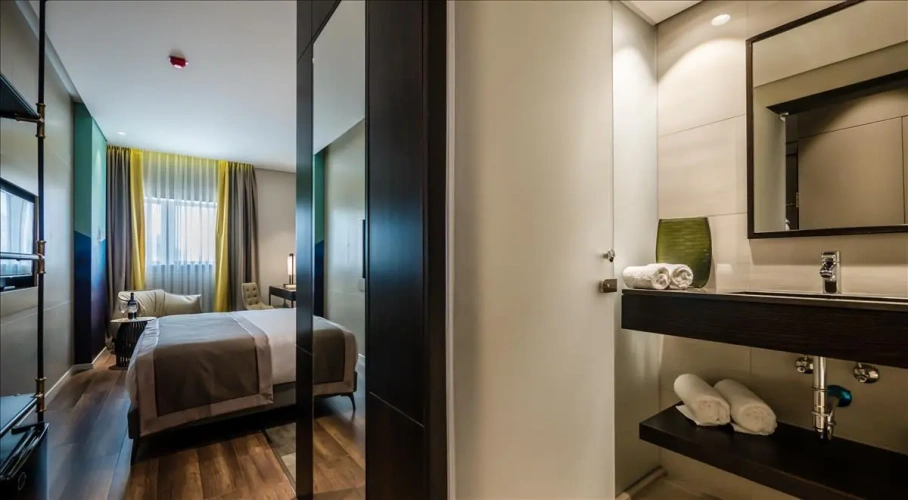 Business room with pool view