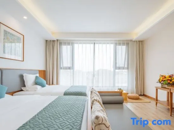 Standard Twin room with lake view
