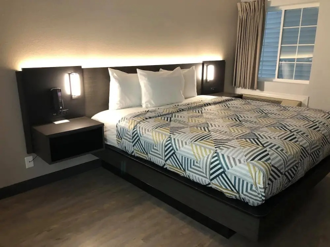 Econo Lodge Inn & Suites