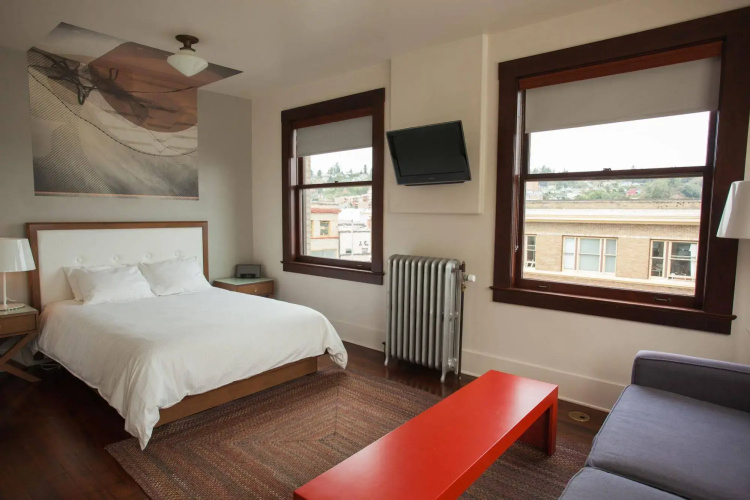 Commodore Hotel