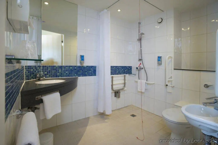 Holiday Inn Express London - Luton Airport photo 19
