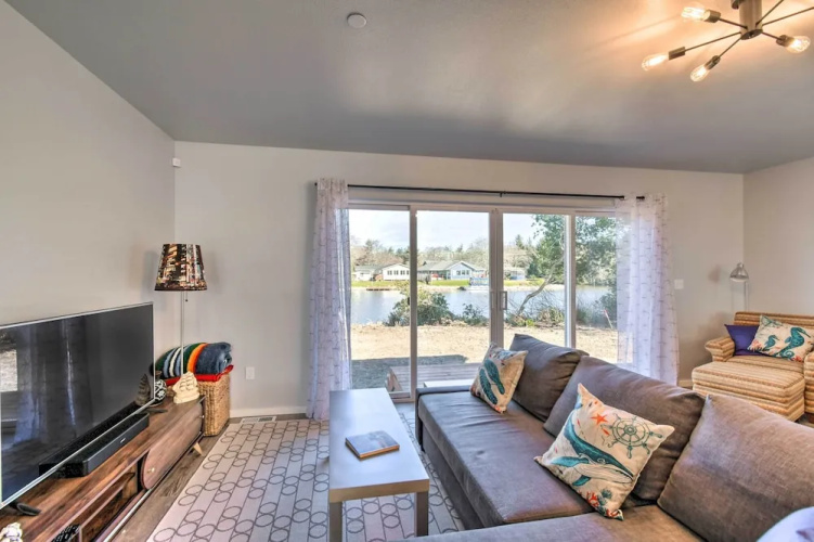 Dog-friendly Retreat w/ Dock & Waterfront Views