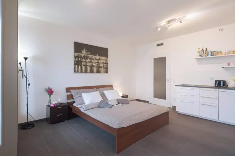Bright studio, 10min to the Centre, free Netflix