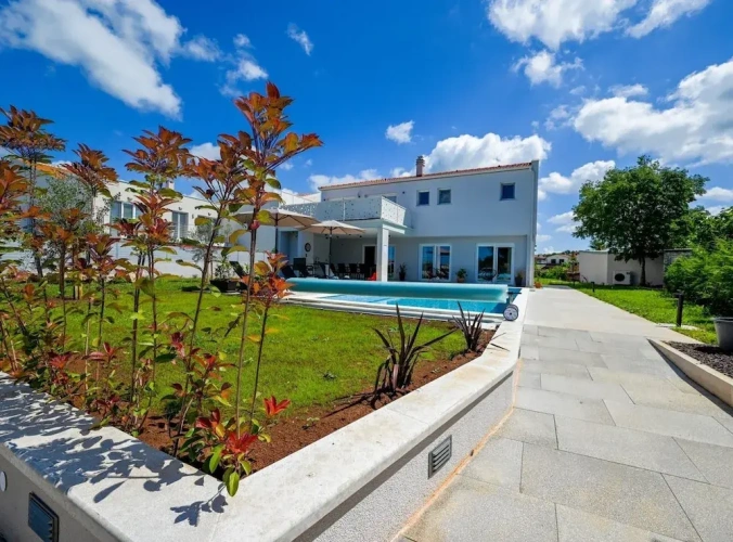 4 Bedrooms Villa