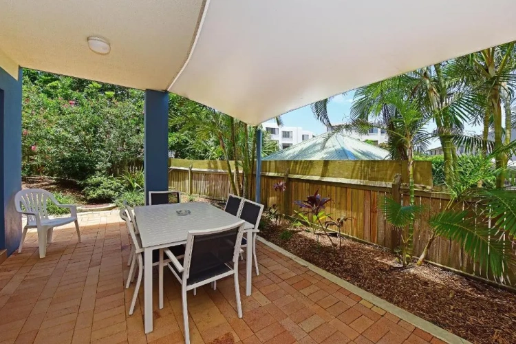 2 Bedrooms Standard Basement room with balcony and with view