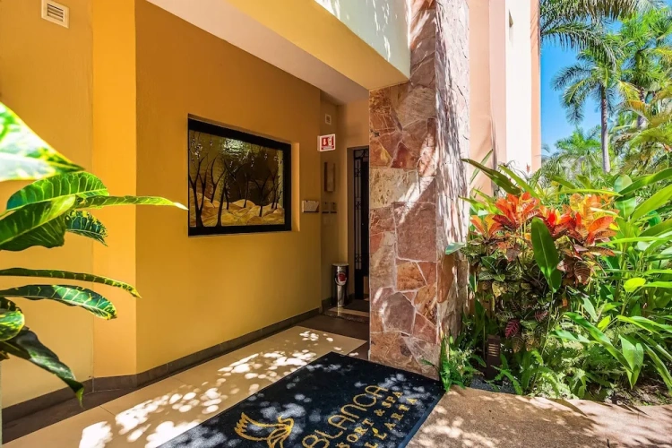 Cozy Beachfront Apartment With Stunning Ocean Views and Resort Amenities