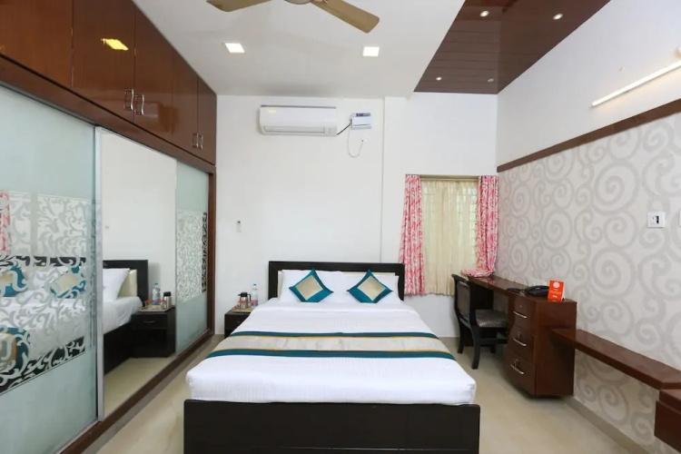 OYO 10701 Moukthi Apartment