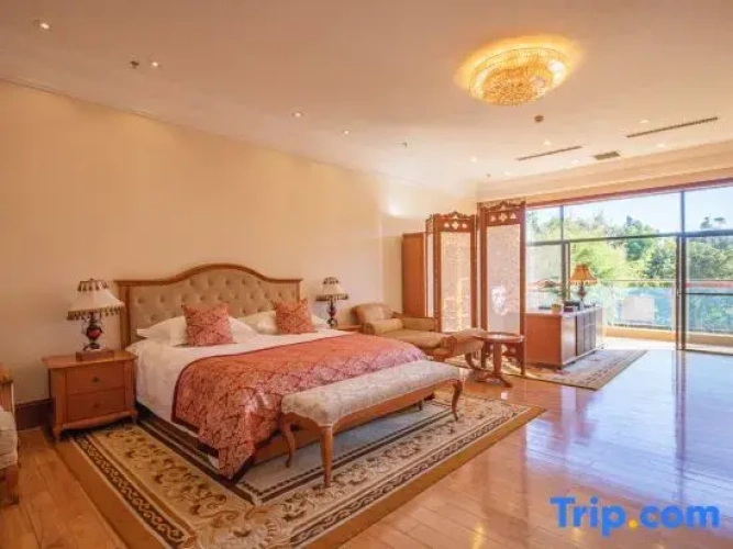 Deluxe Suite with garden view