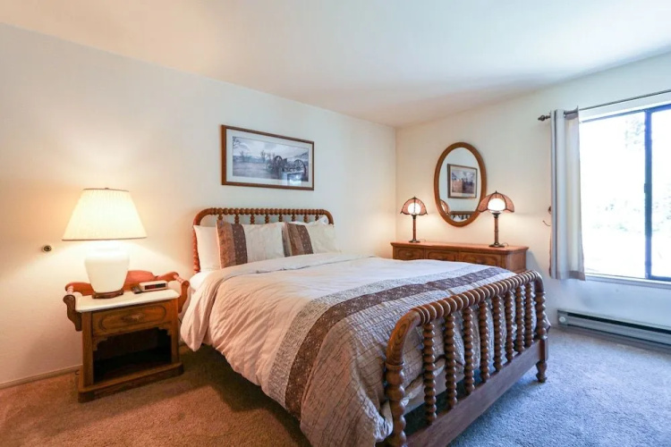 Summit 211 Spacious and Clean, Private Balcony, On Free Shuttle Route by RedAwning