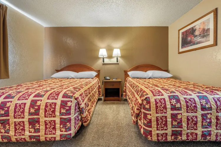 Pueblo Inn