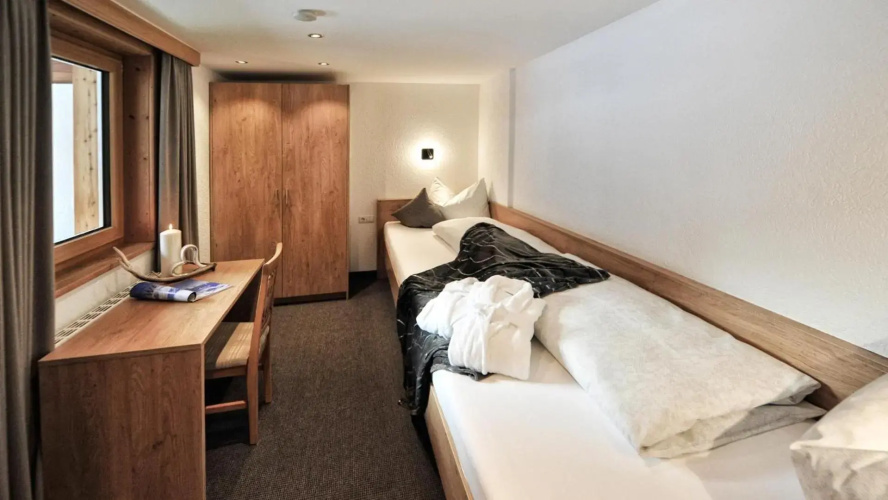 Mountain Apartments - living by Salner