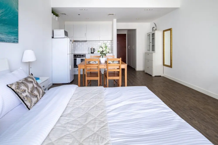 Rustic And Vibrant Studio Apartment In Downtown Dubai