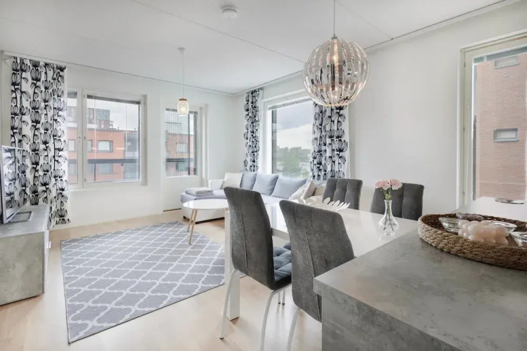 Spacious 2BR Apt - Lake View & Sauna